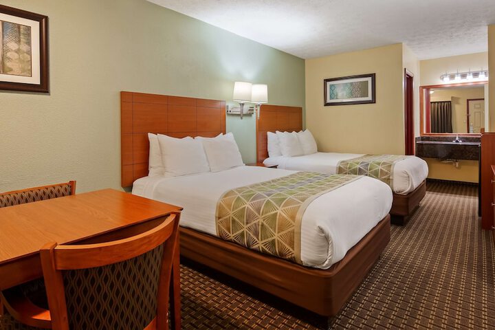 2 Double Beds High Speed Internet, Microwave, Refrigerator, Coffee Maker Iron Hair Full Breakfast (6 of 8)