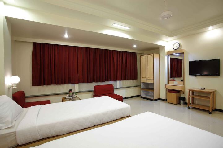 Room 5 of 8
