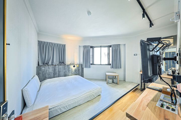 Room 6 of 42