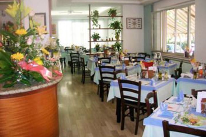 Dining 52 of 56
