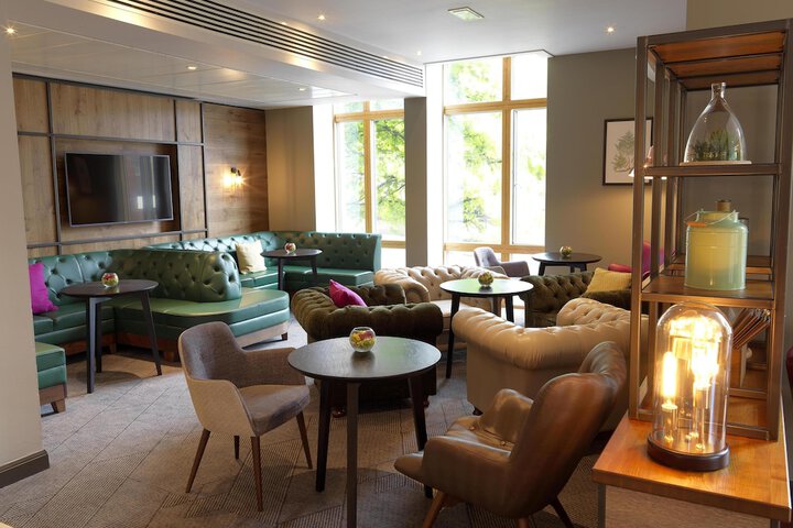 Lounge 67 of 80