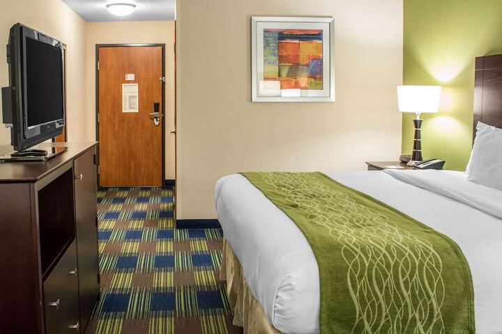 1 King Bed (2 of 7)