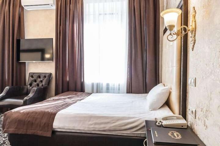 Room 44 of 143