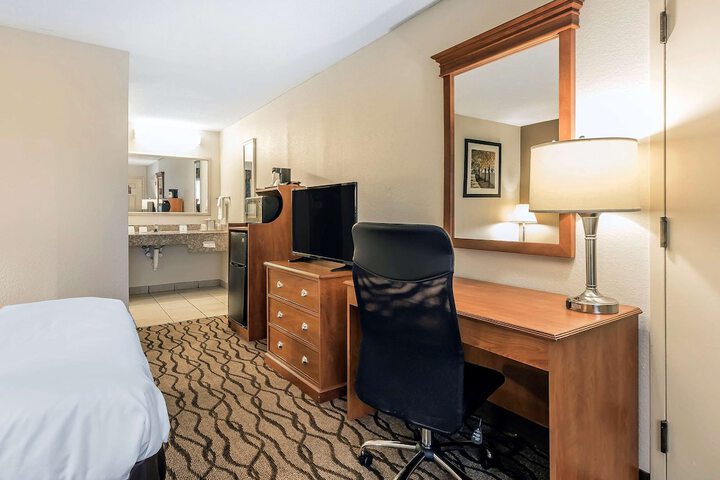 Standard Queen Bed Accessible (13 of 14)