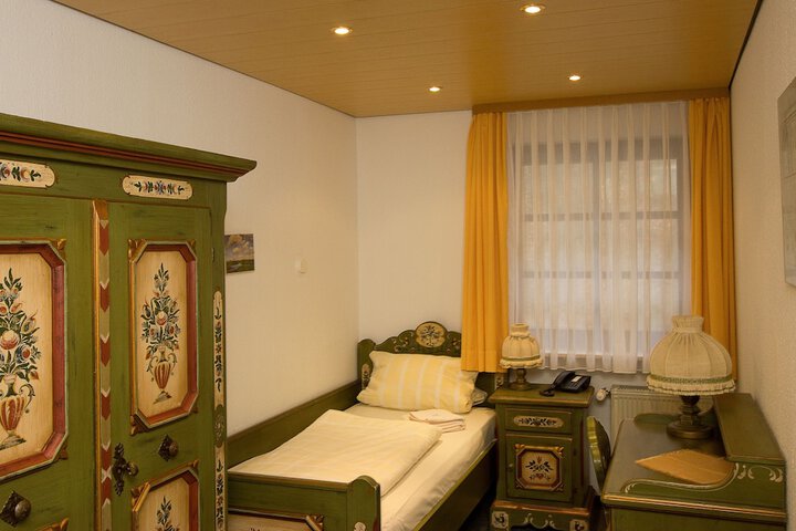 Room 4 of 33
