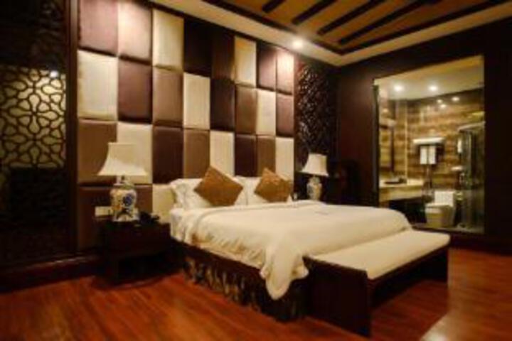 Room 7 of 8
