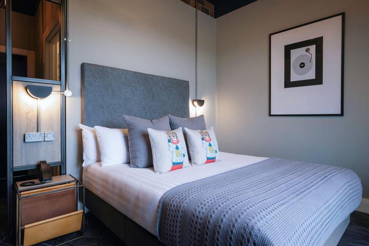 Room 10 of 28