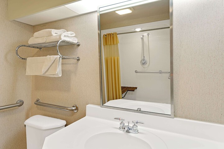 1 Queen Bed Mobility Accessible Bathtub with Grab Bars (2 of 12)