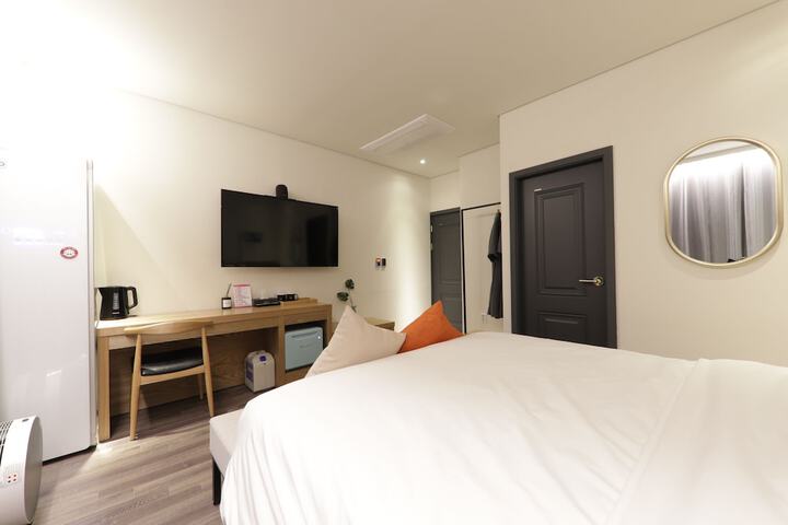 Room 27 of 64