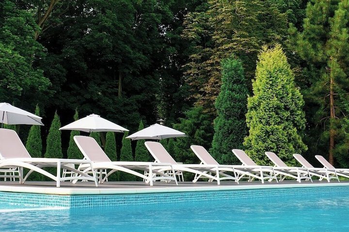 Hotel with Pool