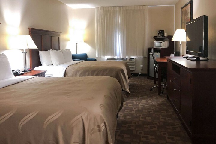 Business Queen Bed Accessible (8 of 14)