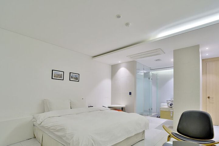 Room 33 of 51