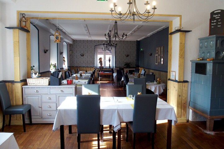 Dining 8 of 10