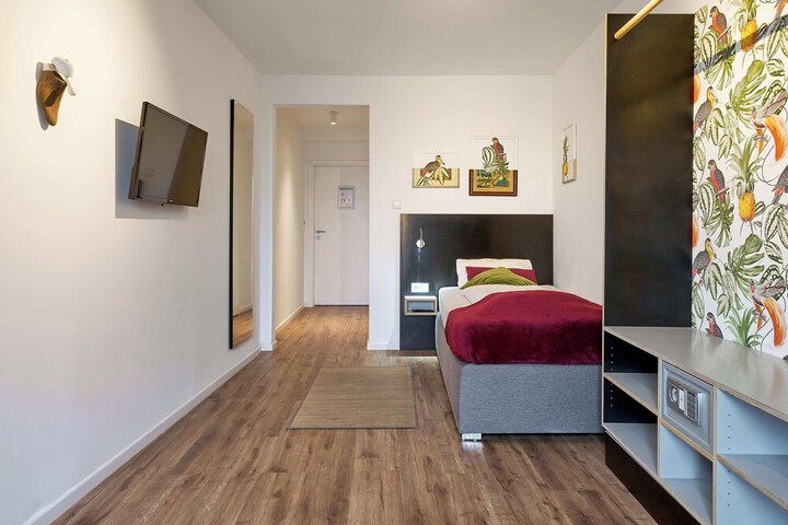 Room 16 of 33