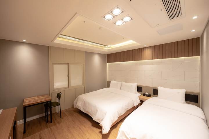 Room 17 of 28