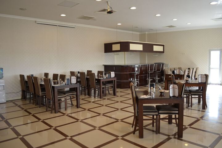 Dining 7 of 8
