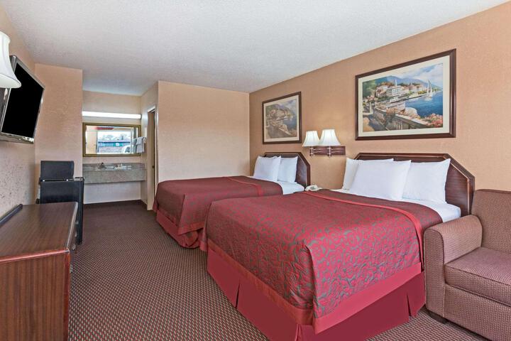 2 Double Beds (5 of 5)