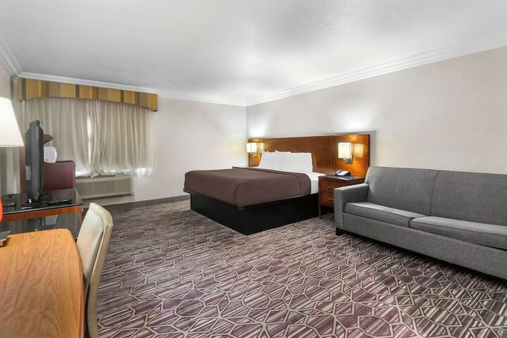 1 King Bed Microwave and Refrigerator Full Breakfast (9 of 19)