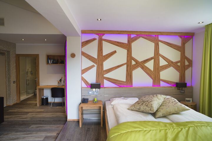 Room 10 of 93