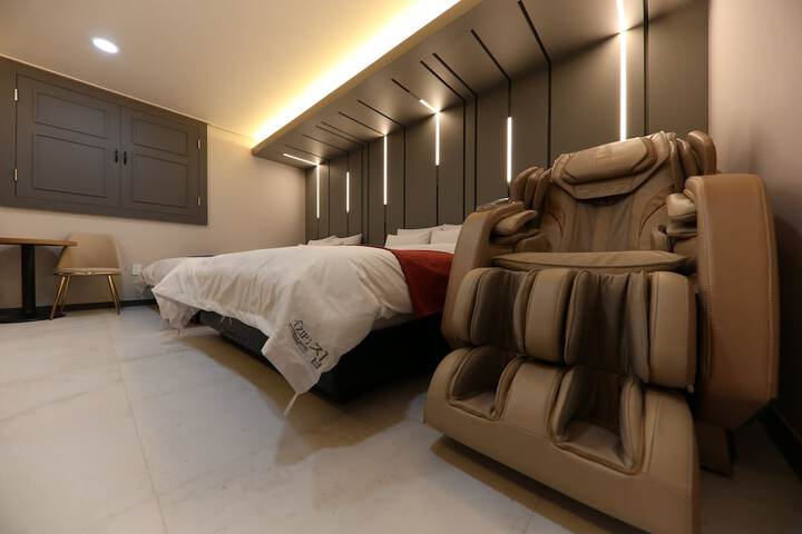Room 13 of 100
