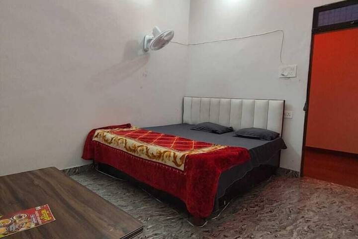 Room 6 of 12