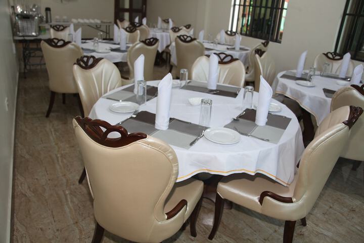 Dining 10 of 16