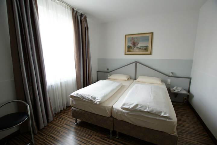 Room 13 of 33