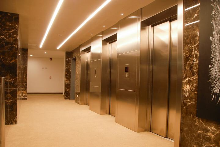 Ballroom/Hall 76 of 84