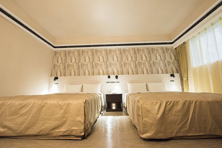 Room 8 of 80