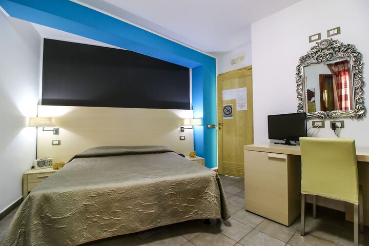 Room 6 of 16