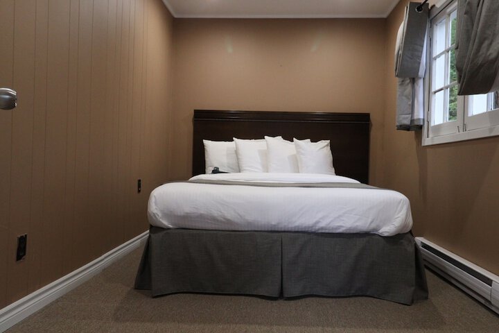 Classic Queen Bed (62 of 63)