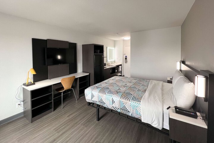 1 Queen Bed Kitchen (16 of 30)