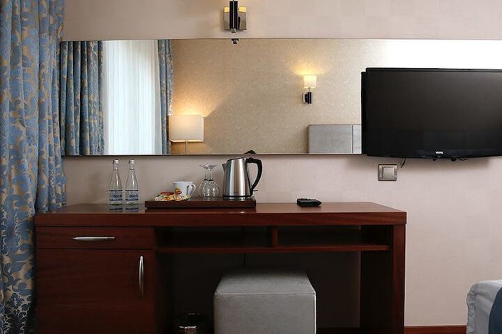 Room 9 of 16