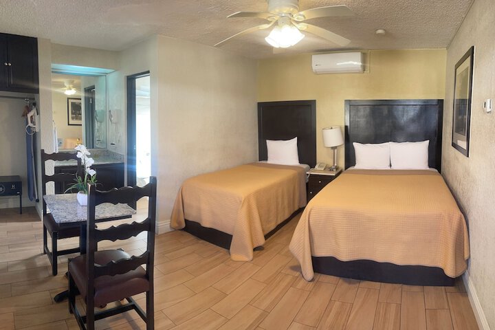 Room 5 of 9