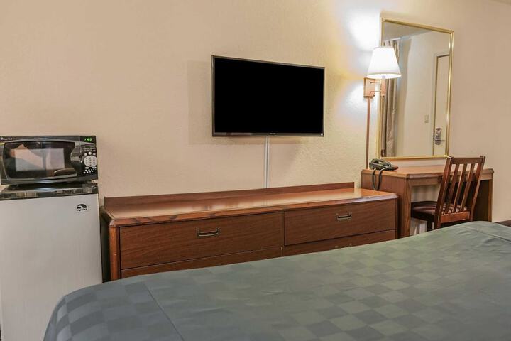 1 King Bed (2 of 9)