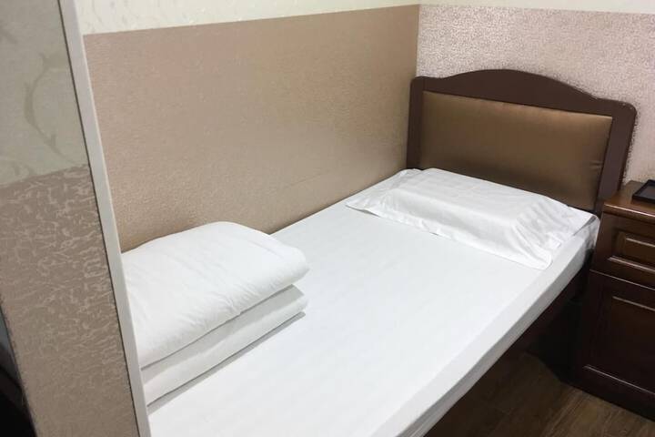 Room 25 of 40