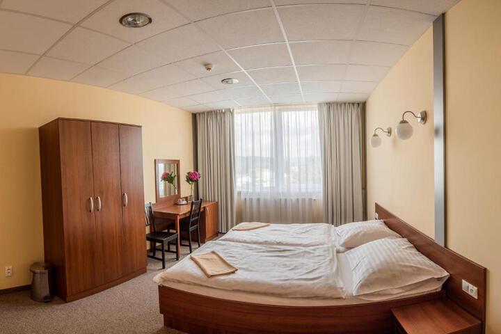 City Hotel B & B reception 24 7, 800m od-from R1, free parking