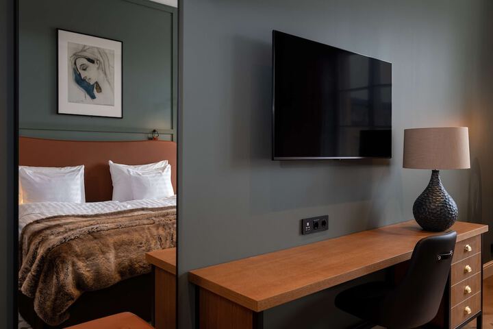 Room 12 of 76