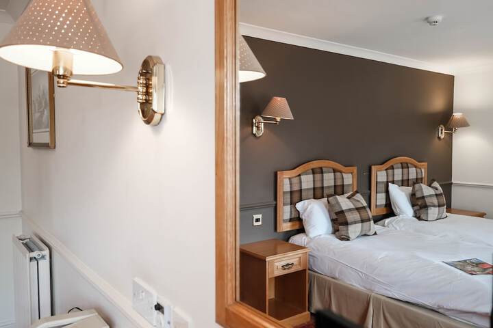 Room 33 of 206