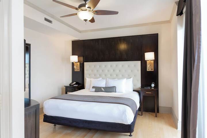 1 King Bed (10 of 14)