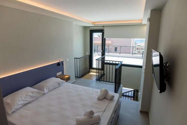 Room 6 of 74