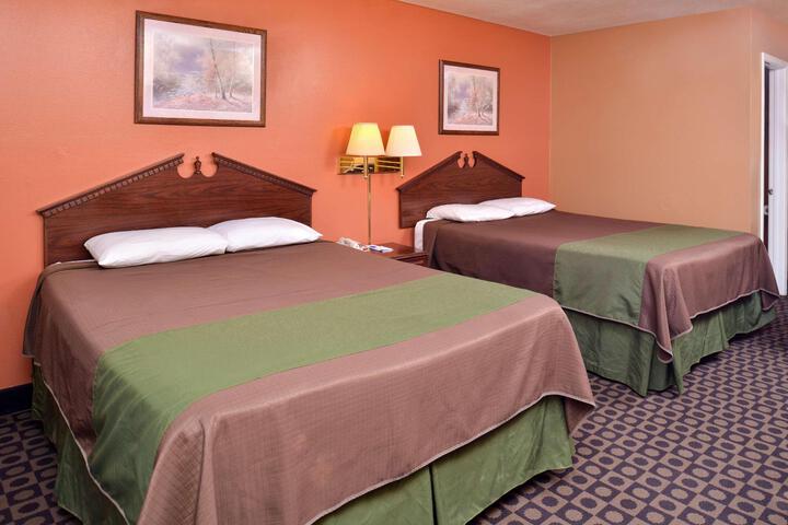 2 Queen Beds (13 of 15)