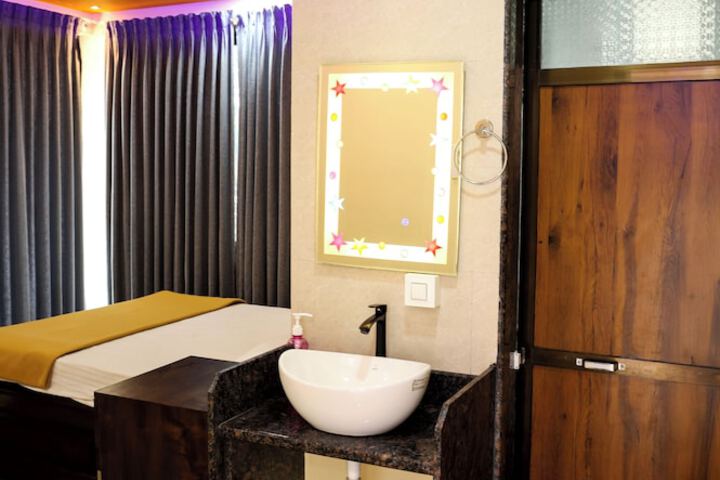 Room 6 of 11