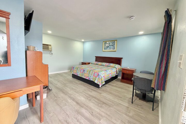 Room 8 of 16