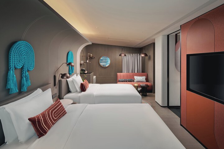 Room 8 of 93