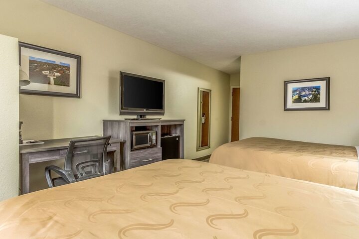 1 Queen Bed (2 of 13)