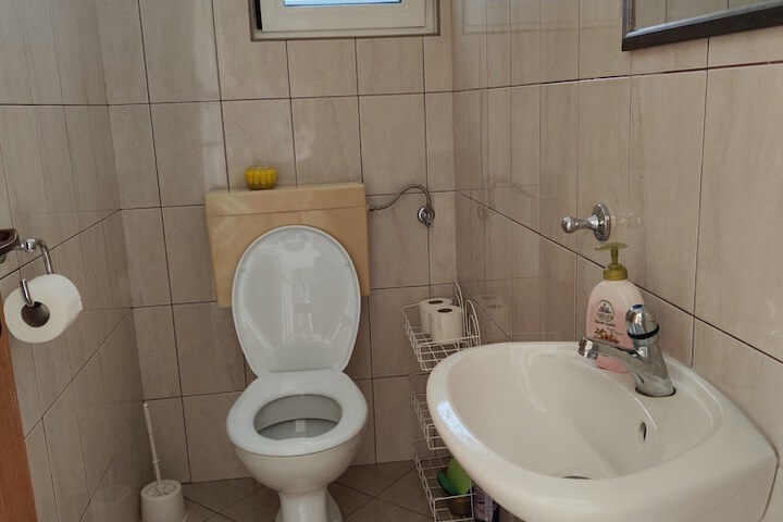 Room 8 of 10