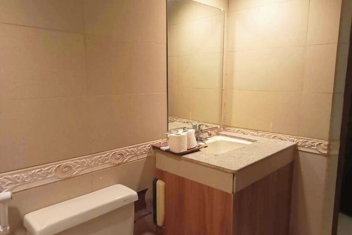 Deep soaking bathtub