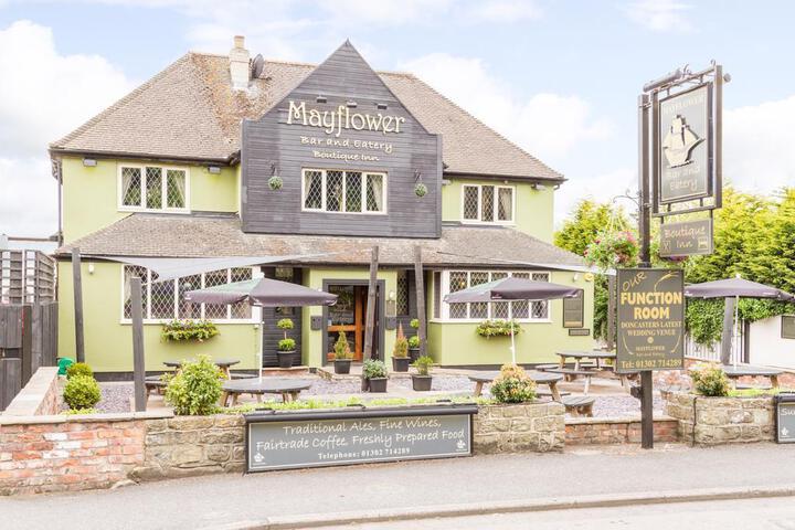 MAYFLOWER BAR & EATERY