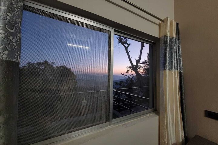 Room 5 of 12
